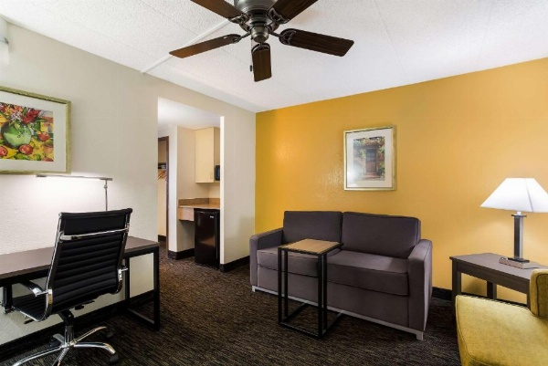 Quality Suites Milwaukee Airport image 15