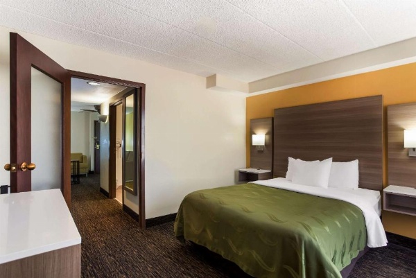 Quality Suites Milwaukee Airport image 16