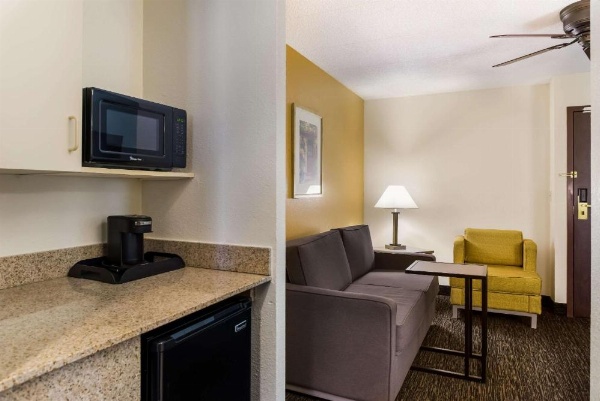 Quality Suites Milwaukee Airport image 17