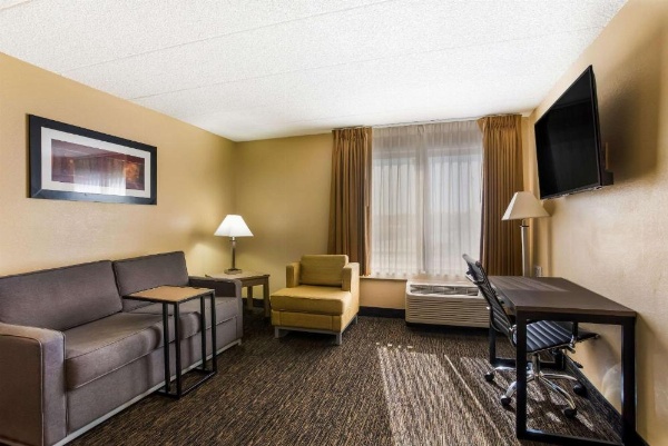 Quality Suites Milwaukee Airport image 18