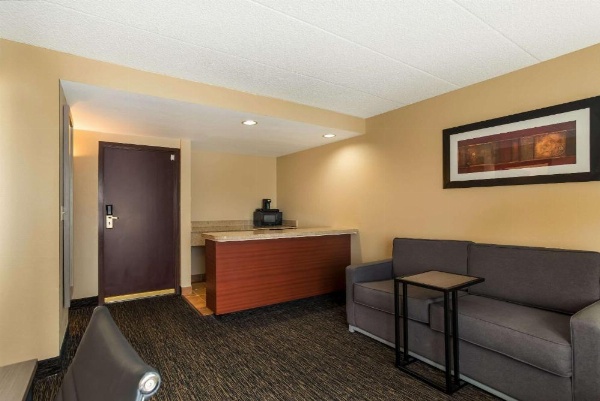 Quality Suites Milwaukee Airport image 19