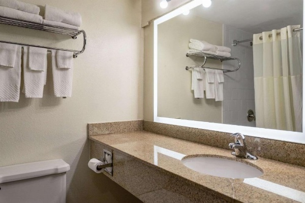 Quality Suites Milwaukee Airport image 22