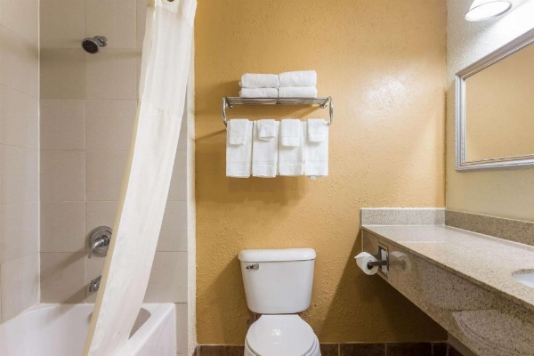 Quality Suites Milwaukee Airport image 27