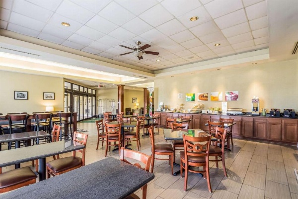 Quality Suites Milwaukee Airport image 28