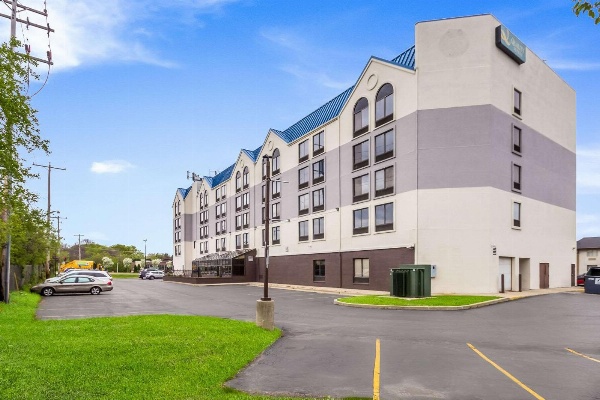 Quality Suites Milwaukee Airport Main image